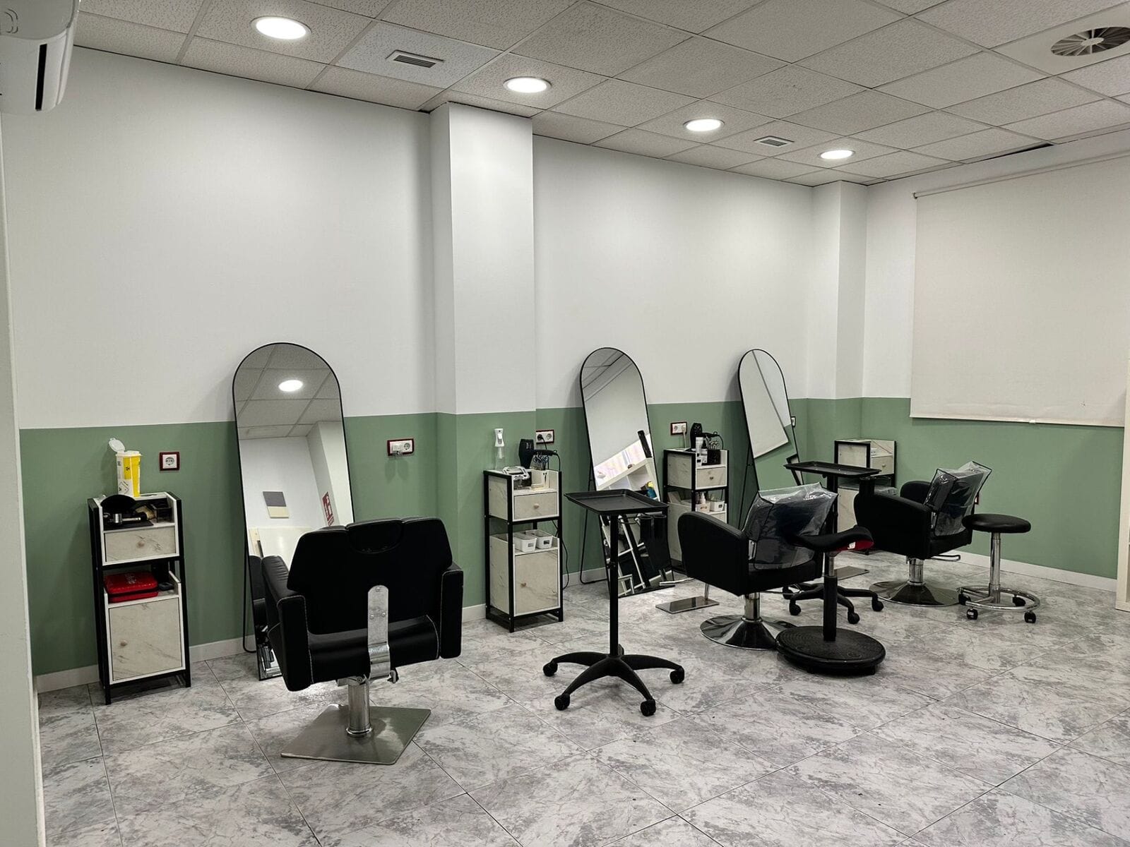 Sala de peluquería con espejos y sillones de estilismo